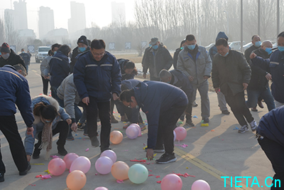 开封铁塔橡胶工会组织开展“迎新春、踩气球、猜谜语”活动