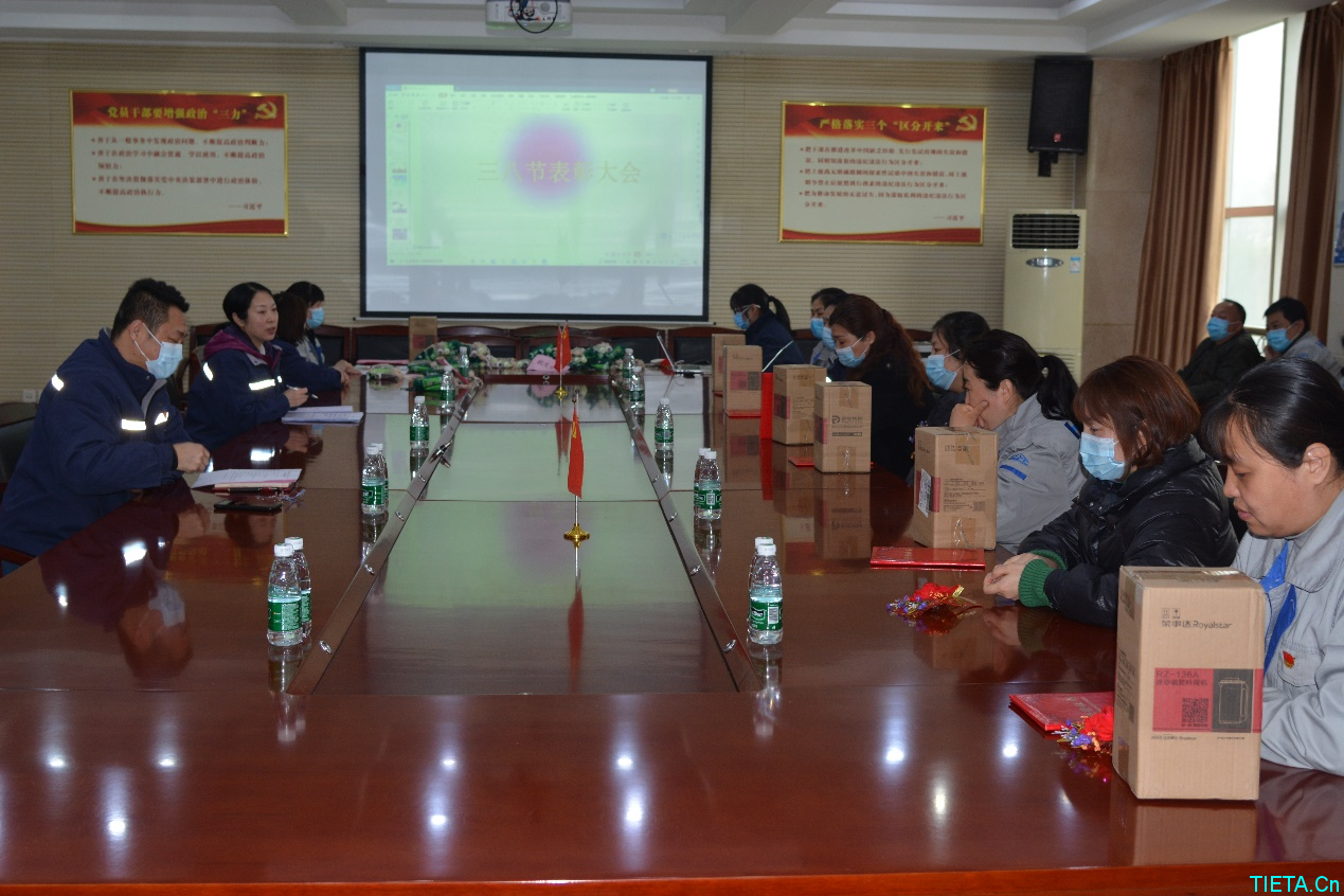 柔肩担重任 巾帼绽芳华