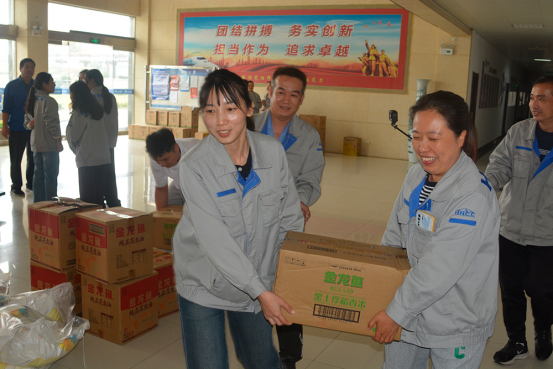 月圆情浓，礼至心暖——开封铁塔橡胶为全体员工发放中秋福利